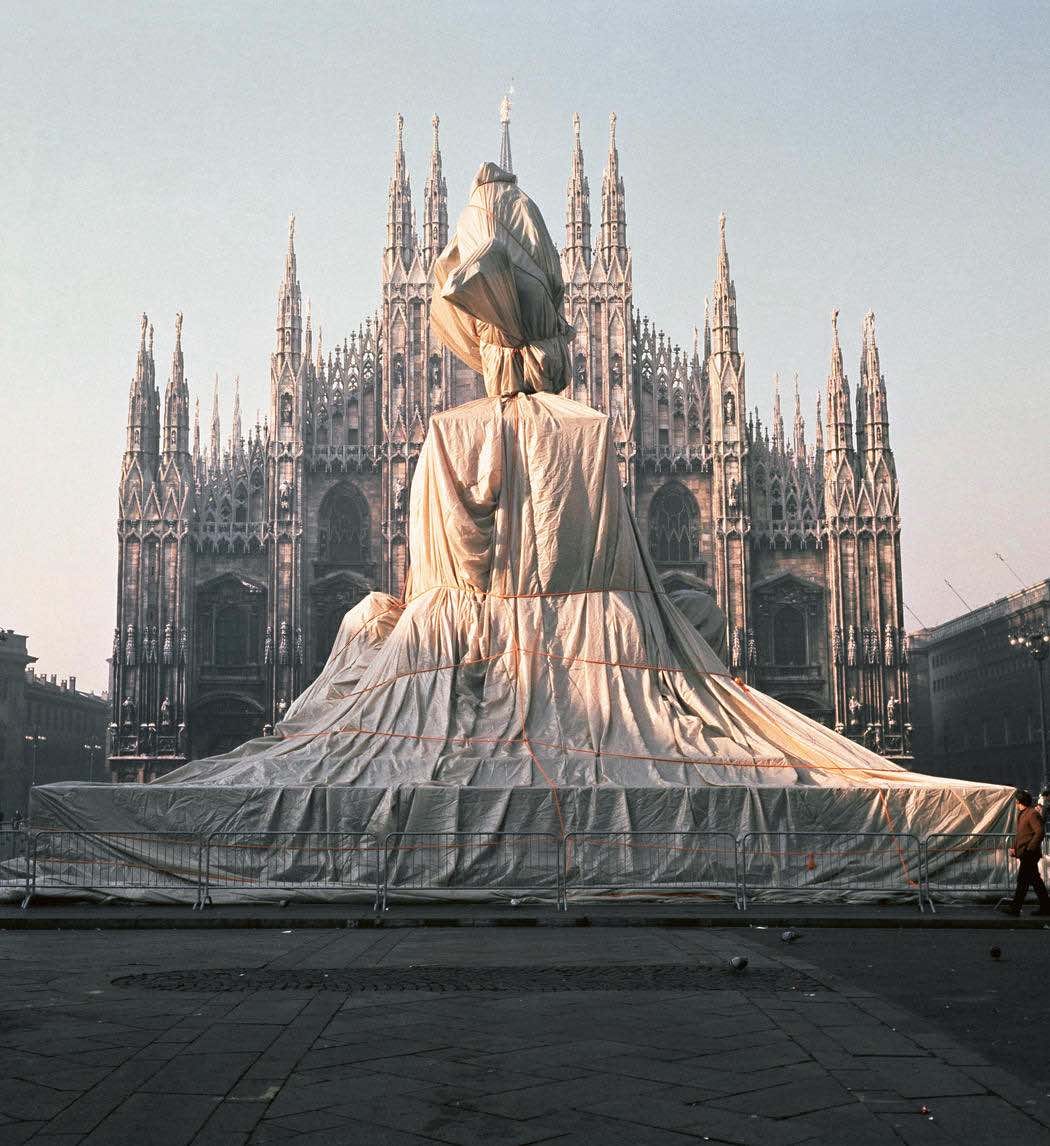 Wrapping Monument of Vittorio Emanuele, Milan, 1970 - Photo by Shunk-Kender  ©Christo und Jeanne-Claude. - ArchiPanic