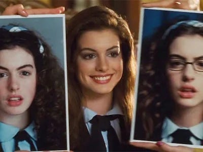 Imagem de Anne Hathaway em cena de "O Diário da Princesa". De cabelos alisados, castanhos, e maquiagem feita, Anne é vista, belíssima e com um grande sorriso entre duas fotos do seu antes, com cabelos cacheados, óculos de armação grossa e uma expressão desconfortável.