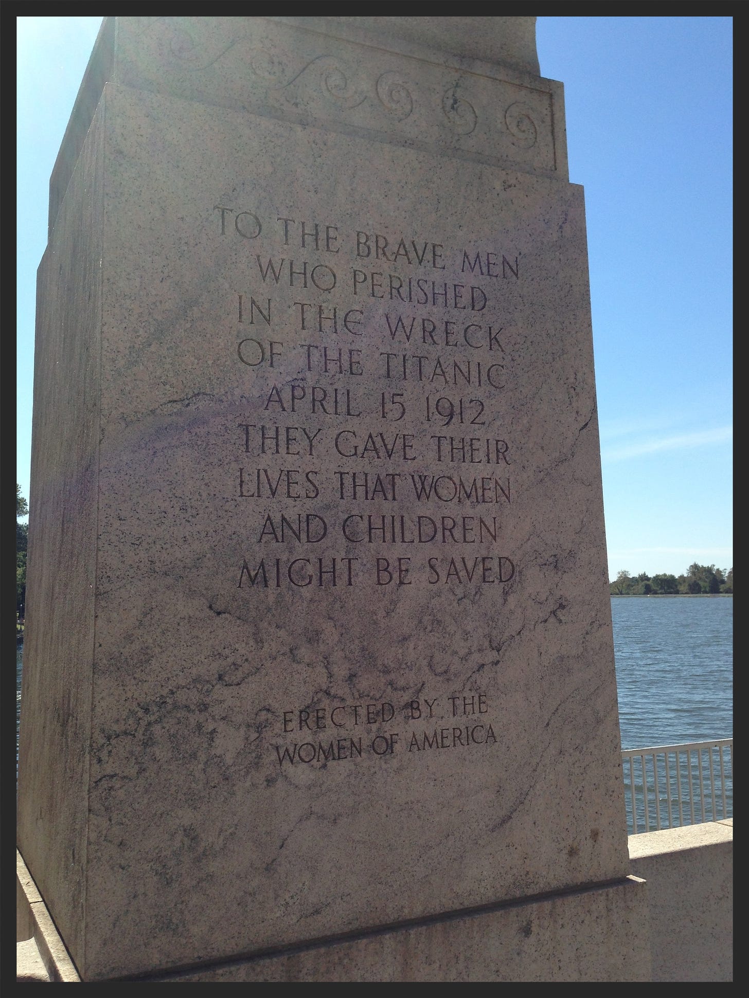 The inscription on the front side of the memorial.