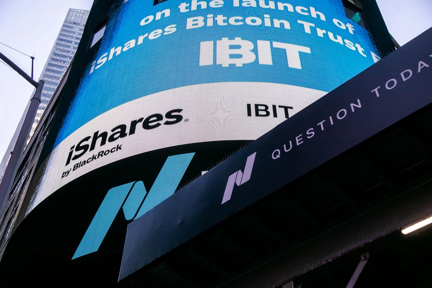 BlackRock's Bitcoin ETF (IBIT) Surpasses Gold Fund (IAU) After Record  Inflow - Bloomberg