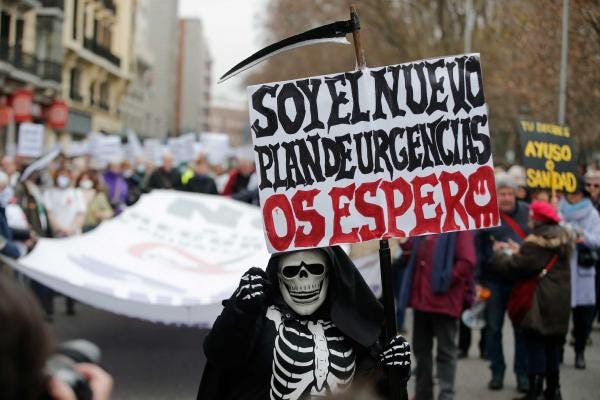 İspanya'nın başkenti Madrid'de eylem düzenleyen sağlık çalışanları