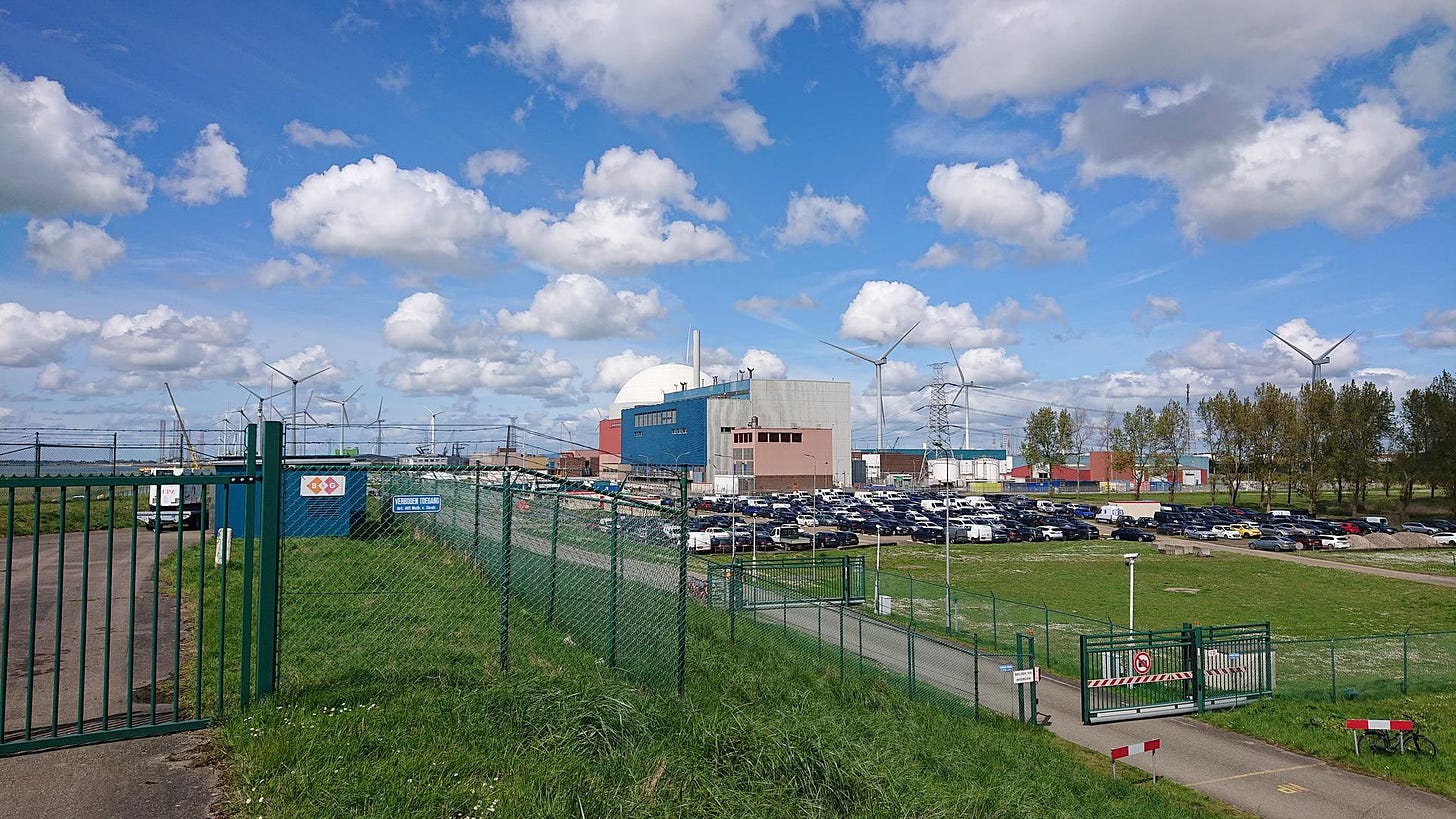 foto van de Borselse kerncentrale vanaf de westerschelde zeedijk