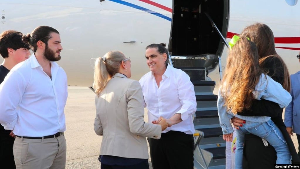 Alex Saab es recibido por su familia y la esposa del presidente Nicolás Maduro, Cilia Flores.