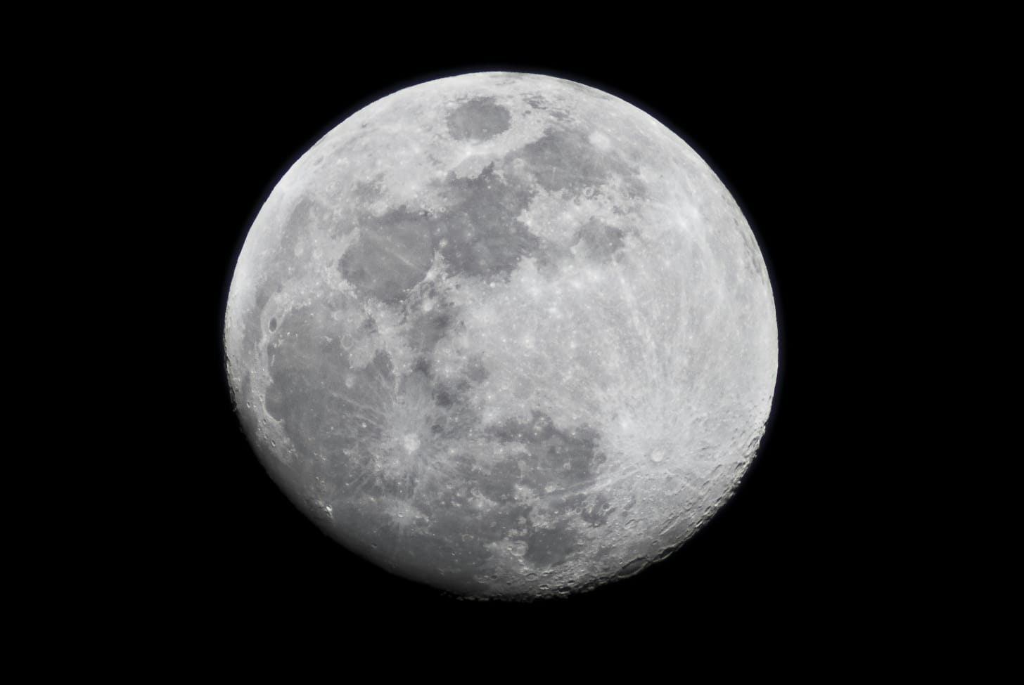 un'immagine in bianco e nero della luna su sfondo notturno