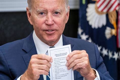 Biden mostra un bigliettino in cui gli scrivono come agire: entrare ...