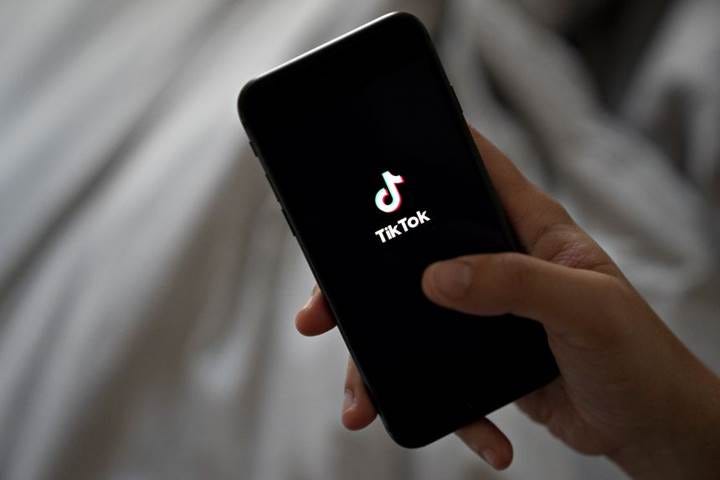 A hand holding a black smartphone

Description automatically generated with low confidence