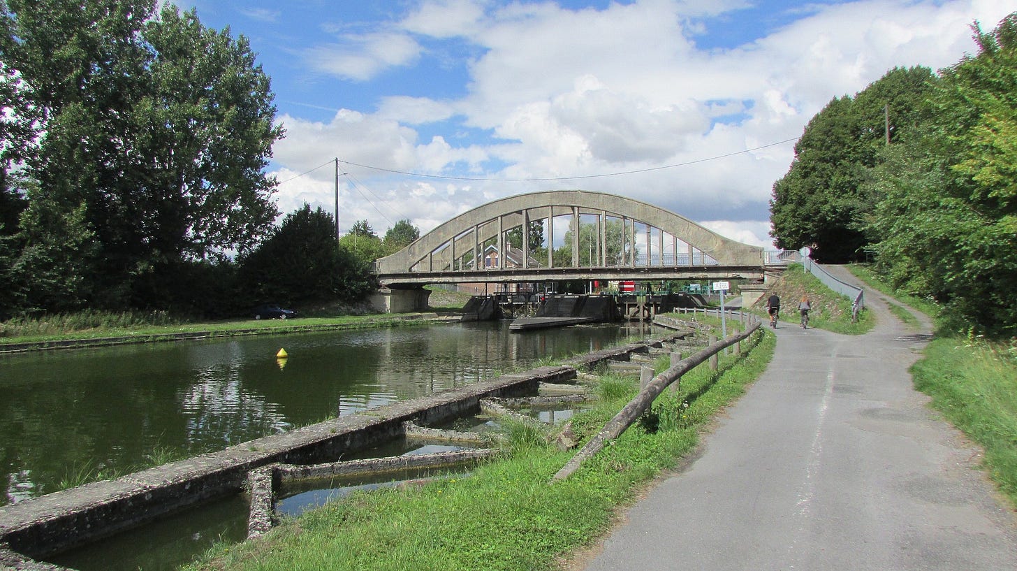 Le canal et le vieux pont.