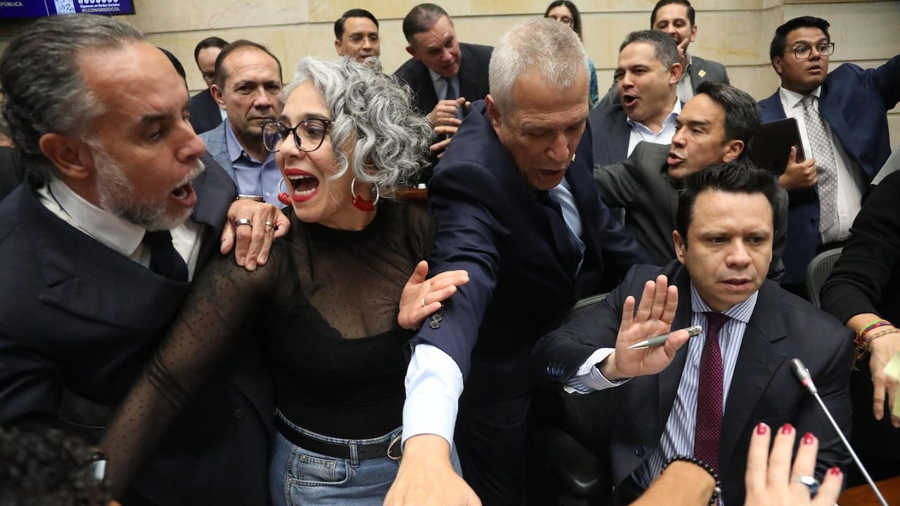 Por el caos que se presentó en la plenaria se suspendió el debate. Ministros calificaron la votación como trampa.