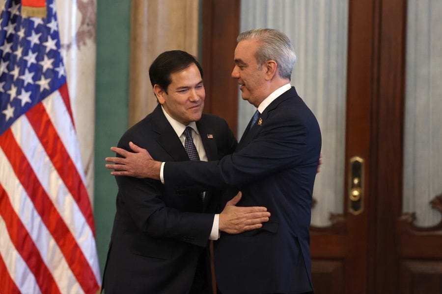 El presidente de República Dominicana, Luis Abinader (d), y el secretario de Estado de EE.UU., Marco Rubio, se abrazan tras una rueda de prensa este jueves, en Santo Domingo (República Dominicana). EFE/ Orlando Barría