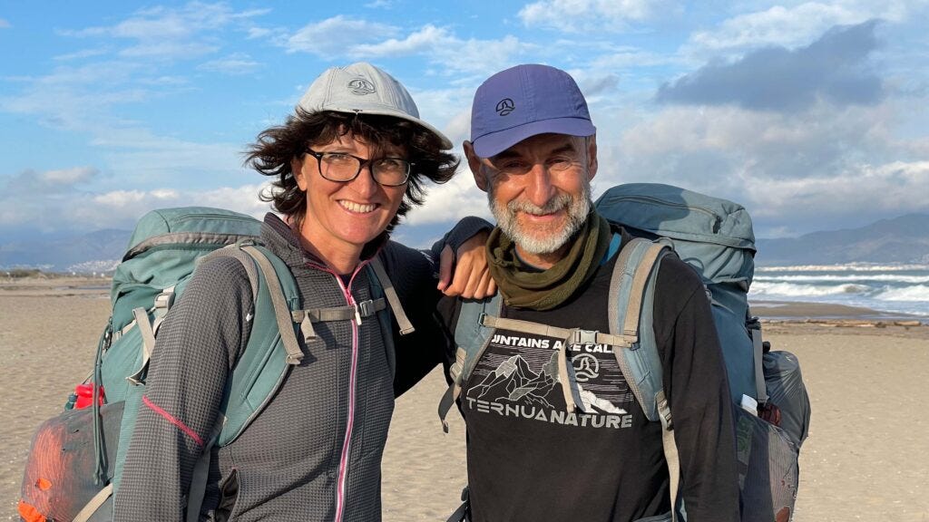 Patri y Fer, de Vivir sin plástico, posan delante de la cámara en una gran playa