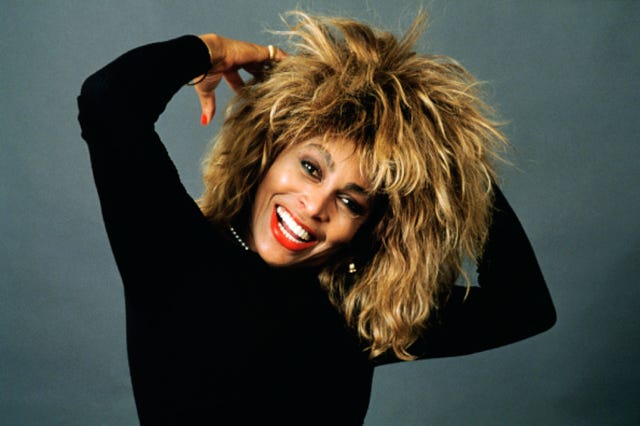 Tina Turner sonriendo y haciendo gala de su característica melena rubia