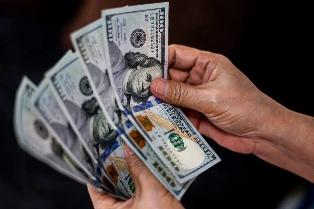 Dólar bate R$ 5,74, maior valor durante o governo Lula