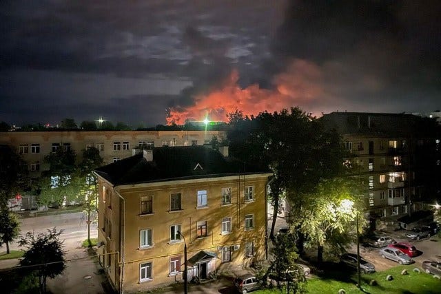 Aviones y fábricas en llamas tras una "lluvia de drones" ucranianos en el  norte y el sur de Rusia (VIDEO)