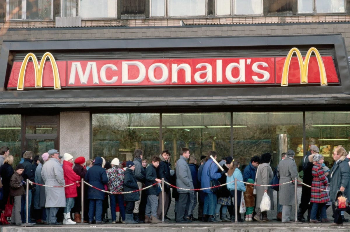 Как проходило открытие первого "МакДональдса" в СССР и какая там была зарплата | Ходячая энциклопедия | Дзен