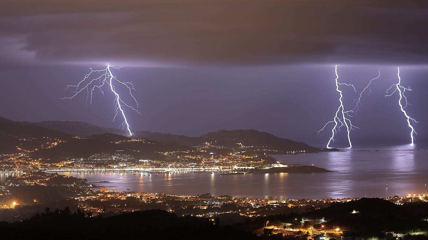 Fotografía de Alberto Sxenick en plena tormenta sobre las Rías Baixas