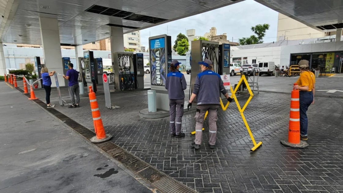 Clausuraron la estación de servicio de Colón y Vieytes por un fuerte olor a gas