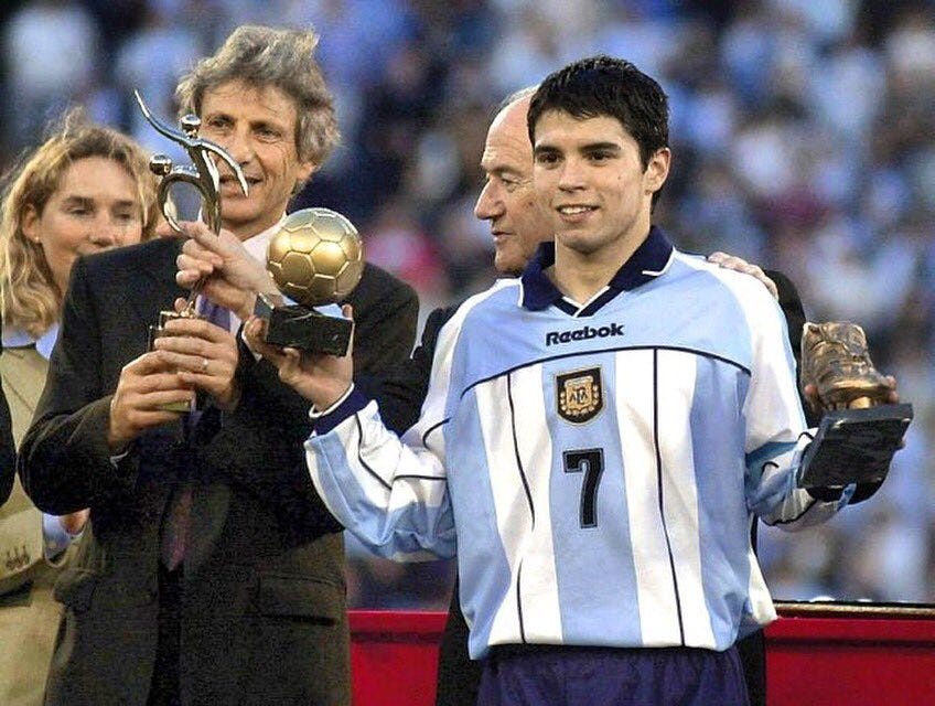 Ataque Futbolero on Twitter: "Hoy, hace 17 años. Javier Saviola, Botín y  Balón de Oro del Mundial Sub 20. Argentina gritaba campeón en el Amalfitani  de la mano de José Pékerman... 🇦🇷🥇