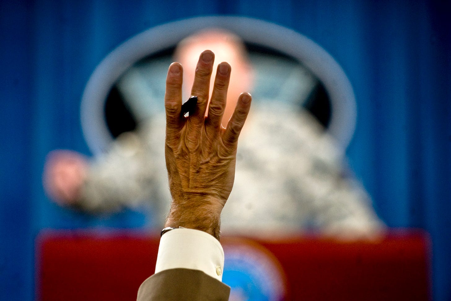 File:Reporter raising hand at US Army press conference.jpg - Wikimedia  Commons