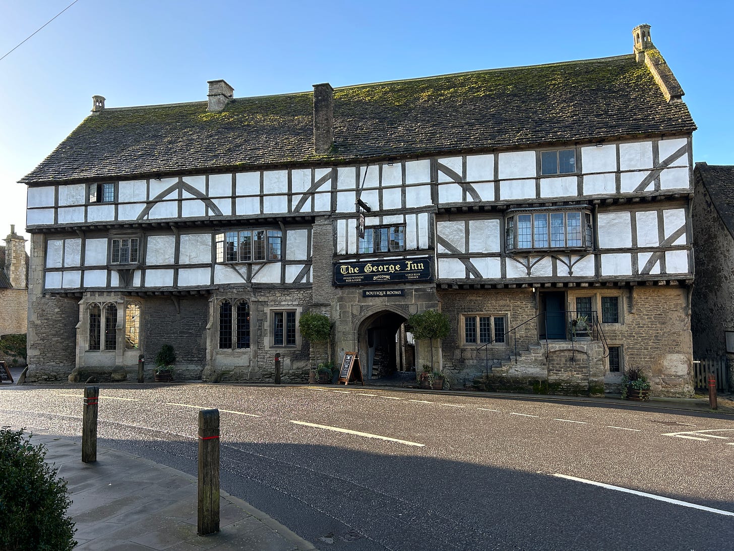 The George Inn, Norton St. Philip. It was here that, in 1685, the Duke of Monmouth set up headquarters. Later, Judge Jeffreys tried and found guilty, 12 men to be hanged. Image: Roland’s Travels