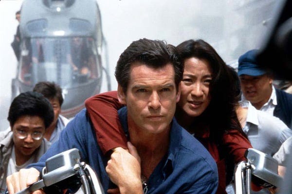 Photo de Roger Spottiswoode - Demain ne meurt jamais : Photo Michelle Yeoh,  Roger Spottiswoode, Pierce Brosnan - Photo 40 sur 63 - AlloCiné