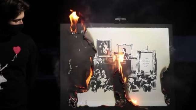 Obra de Bansky sendo queimada