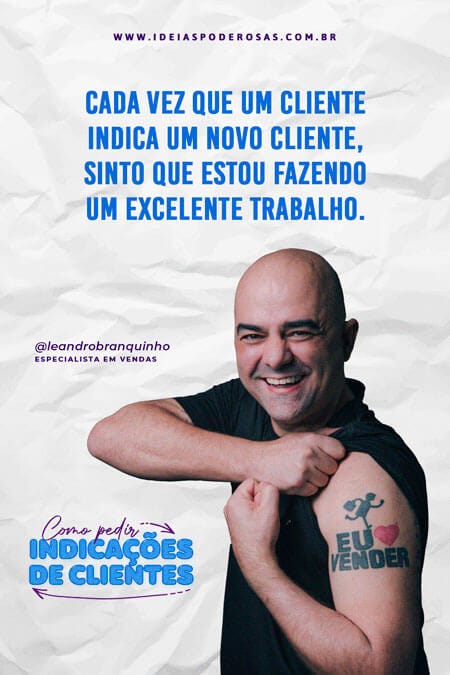 Edição da newsletter "Ideias Poderosas" com uma foto e frase do especialista em vendas Leandro Branquinho que diz: "Cada vez que um cliente indica um novo cliente, sinto que estou fazendo um excelente trabalho". Na foto, Leandro Branquinho mostra a tatuagem com o escrito Eu Amo Vender