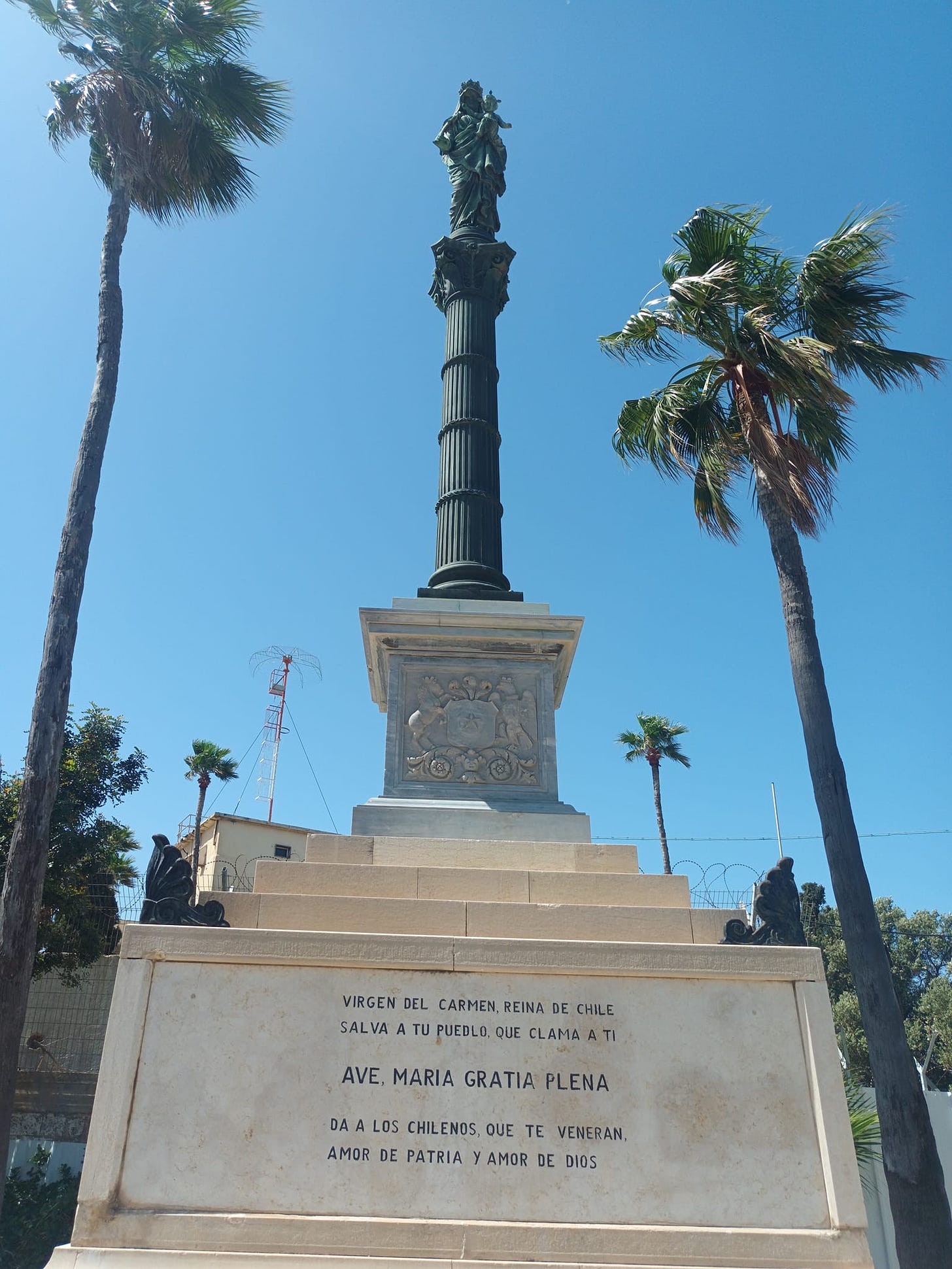 May be an image of monument and text that says "VIRGEN DEL CARMEN VIGEN REINA CHILE SALVA TU PUEDLO QUE CLAMA TI AVE, MARIA GRATIA PLENA DA AL LOS CHILENOS, QUE TE VENERAN. AMOR DE PATRIA AMOR DE DIOS"