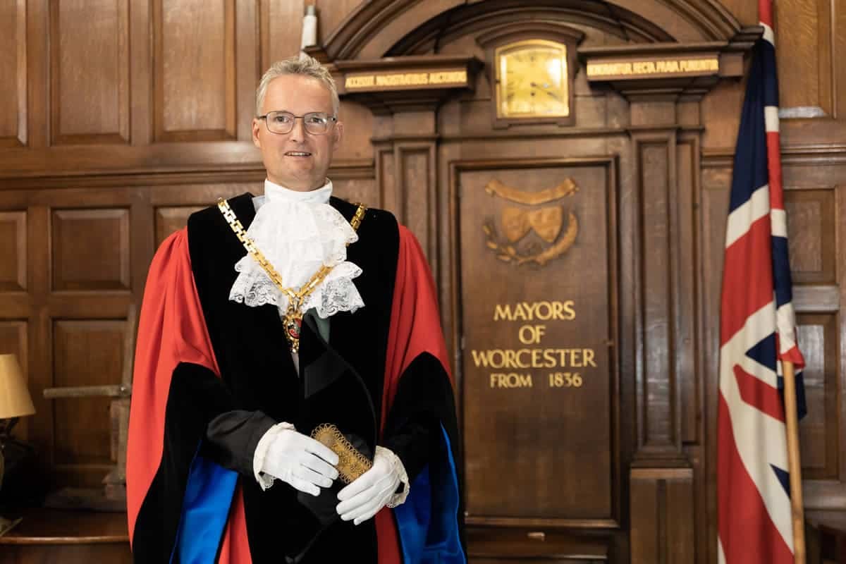 Mayor of Worcester Removes Meat From Menu at Council Receptions - vegconomist - the vegan business magazine