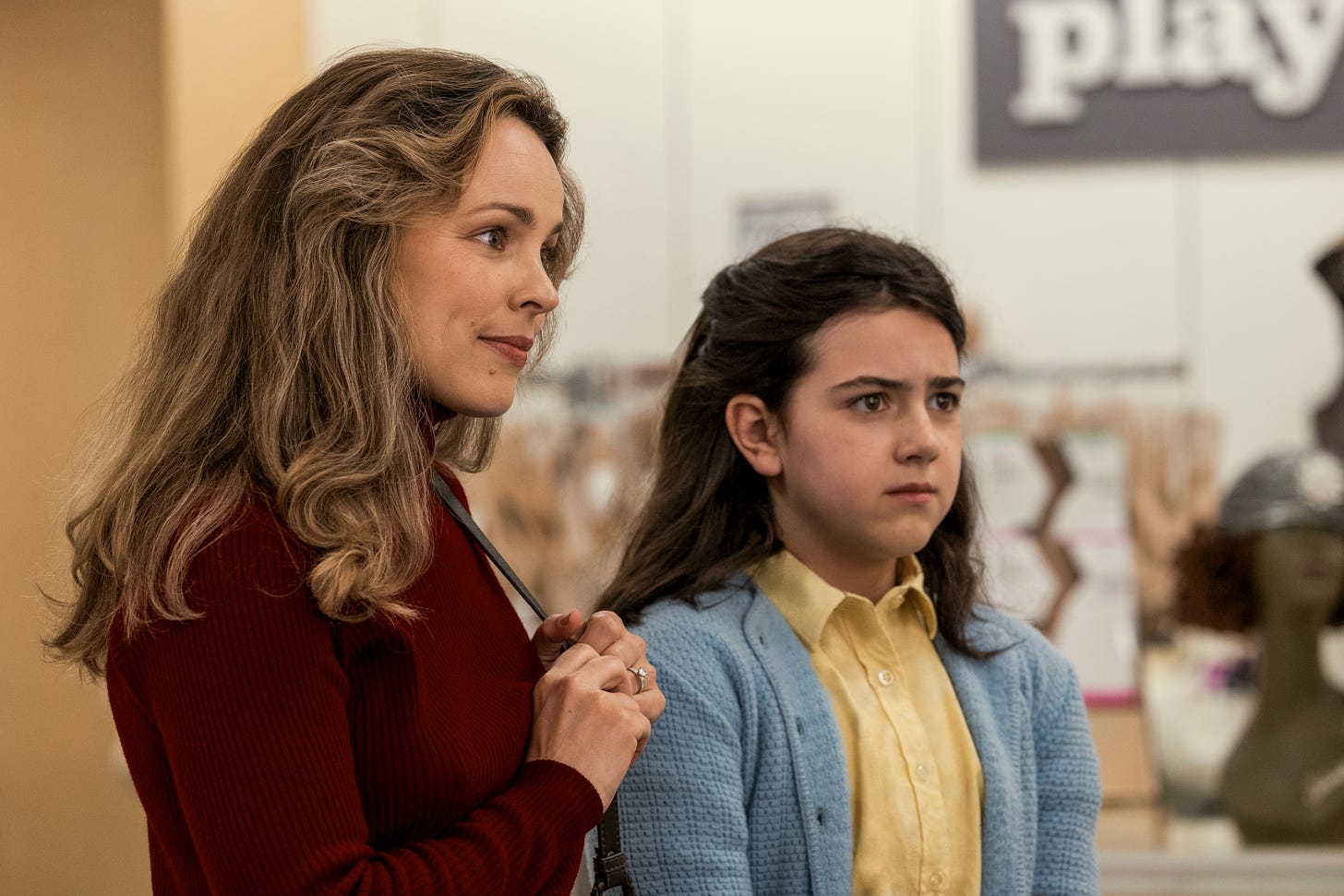 Rachel McAdams as Barbara (left) and Abby Ryder Fortson as Margaret (right) in ARE YOU THERE GOD? IT'S ME, MARGARET.