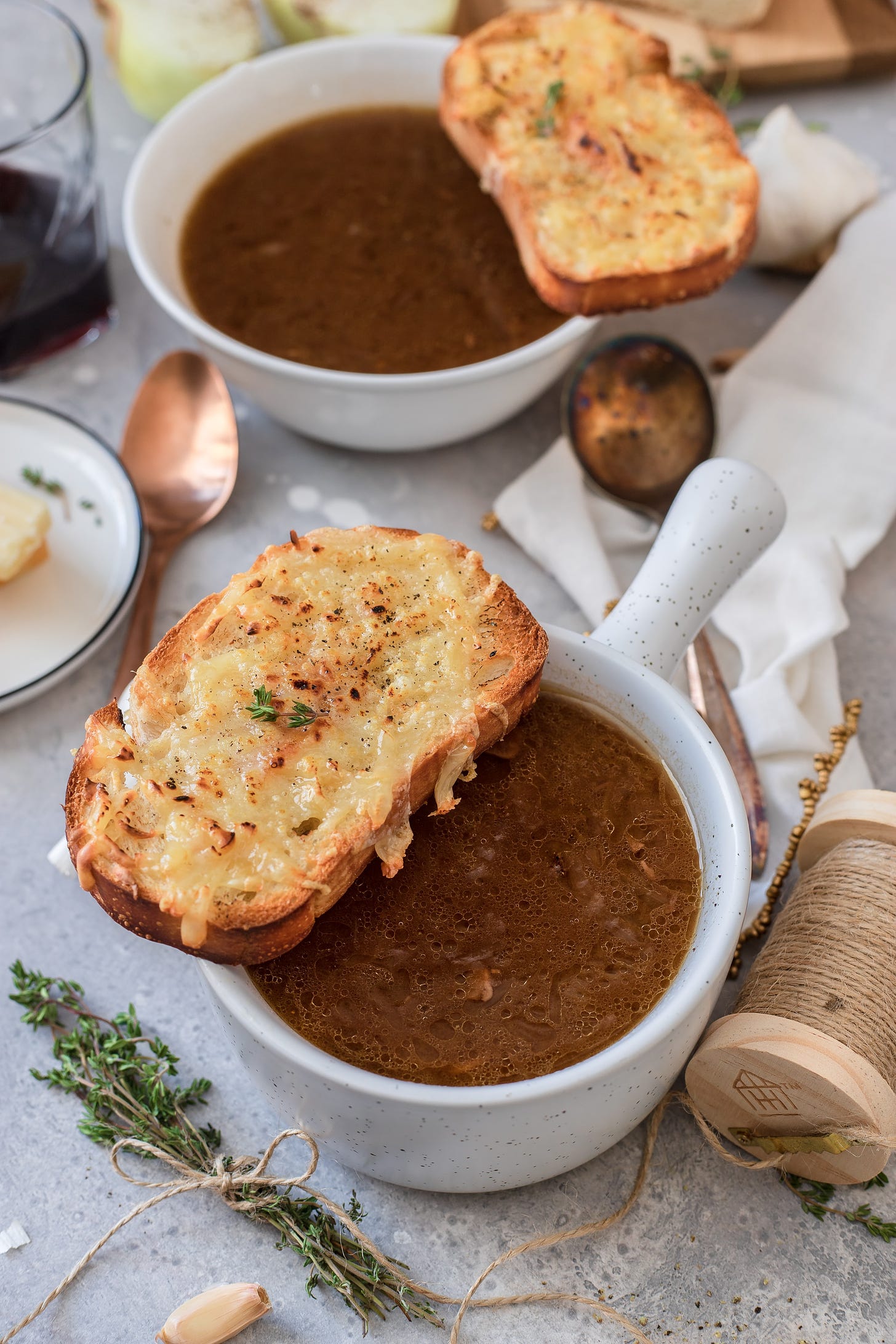 due ciotole di zuppa di cipolle francese con crostini
