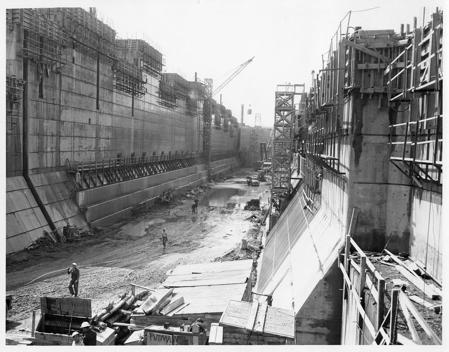 Eisenhower Lock chamber takes shape, 1957