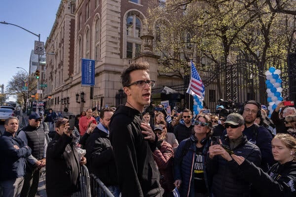 Shai Davidai talks in front of a crowd, just outside Columbia’s gates. 