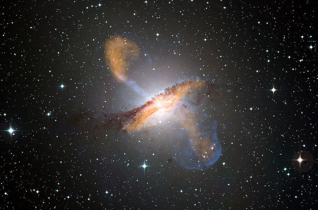 L'immagine mostra due jet di materiale che fuoriescono da un buco nero al centro di Centaurus A, una galassia lontana 13 milioni di anni-luce. 