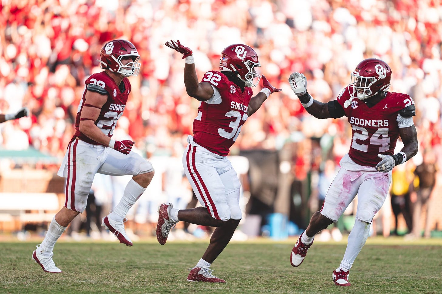 Photo of OU defensive end R Mason Thomas celebrating with his teammates