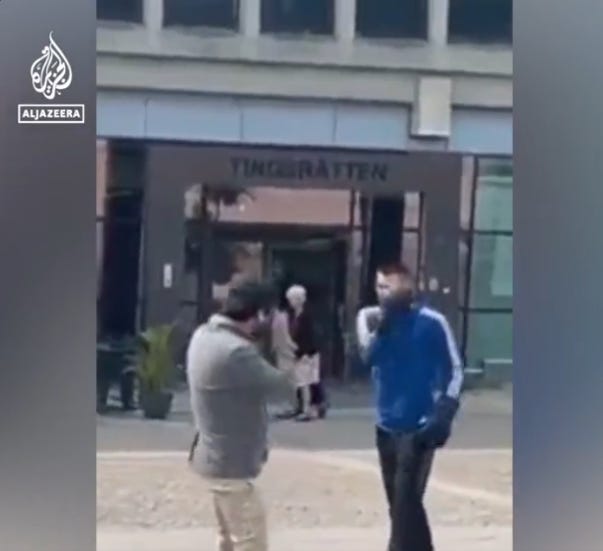Al-Jazeeran eilen X-palvelussa julkaistussa videolla näkyy, kuinka muslimiksi oletettu mies on pukenut nyrkkeilyhanskat ja pyrkii käymään Salwanin, koraaninpolttajan, kimppuun.