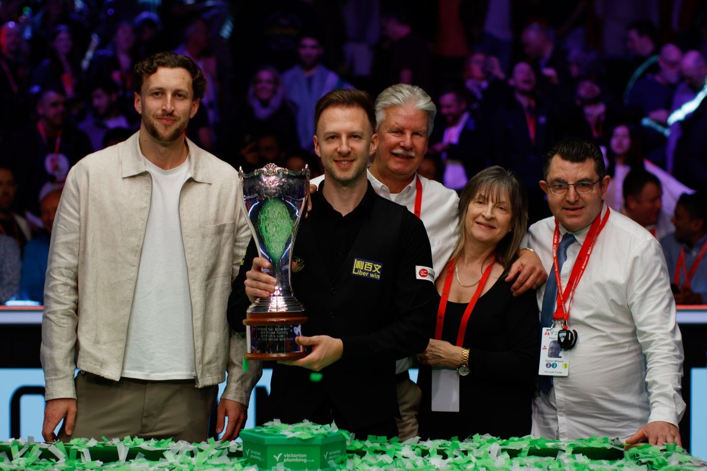 Judd Trump posa con el trofeo del Campeonato del Reino Unido acompañado por su familia Judd Trump posa con el trofeo del Campeonato del Reino Unido acompañado por su familia