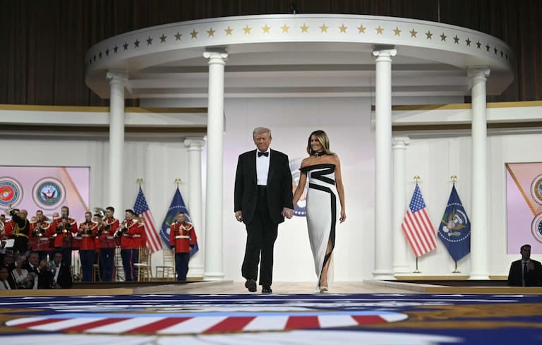 Donald Trump y la primera dama Melania Trump llegan al baile inaugural del Comandante en Jefe en el Centro de Convenciones Walter E. Washington