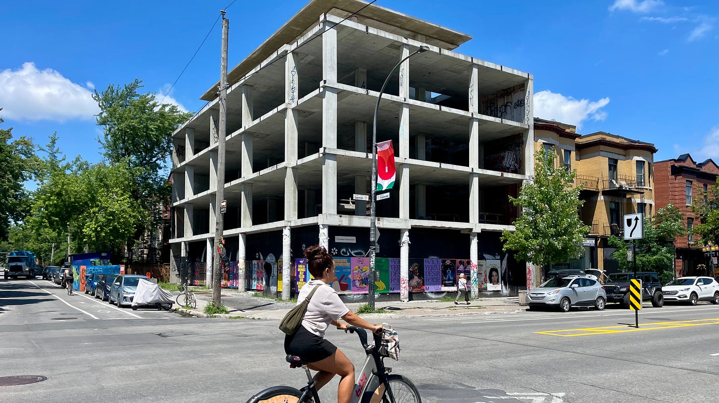 La structure du futur hôtel Mile End, au coin des rues Laurier et de l'Esplanade.