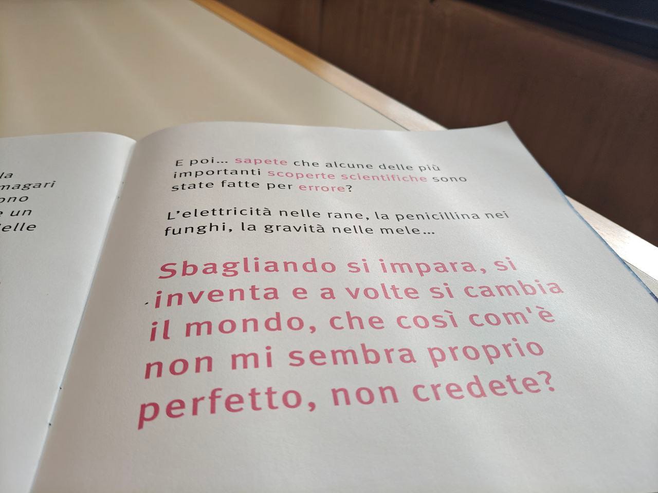 Una pagina della parola ERRORE delle Scatoline di effequ, con questa scritta: "Sbagliando si impara, si inventa e a volte si cambia il mondo, che così com'è non mi sembra proprio perfetto, non credete". La pagina è appoggiata su un tavolo di legno bianco sporco e nell'angolino in alto a destra si intravede un pezzetto di muro in ombra.