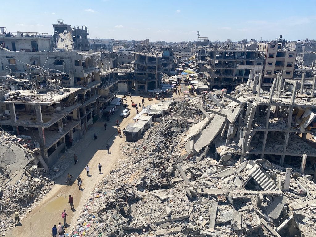 Des gens se frayent un chemin au milieu des décombres des bâtiments détruits lors des bombardements israéliens, dans le camp de Jabalia pour les Palestiniens déplacés, le 31 août 2024. (Photo : Hadi Daoud/APA Images)