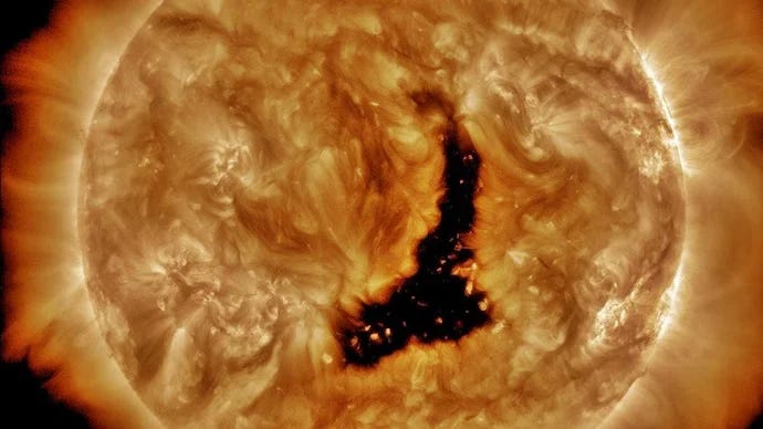 Massive Hole In Sun - Explosive Solar Wind Coming To Earth