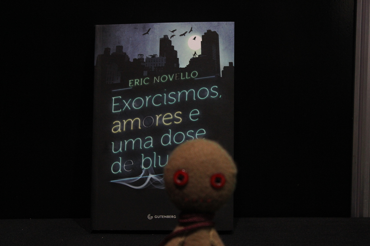 foto colorida do livro Exorcismos, Amores e Uma Dose de Blues num fundo preto