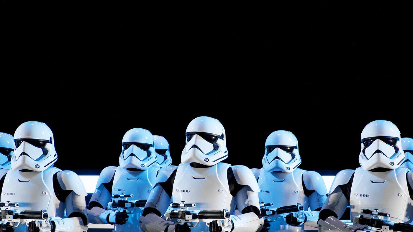 Exército de Stormtroppers do Star Wars em um fundo preto.