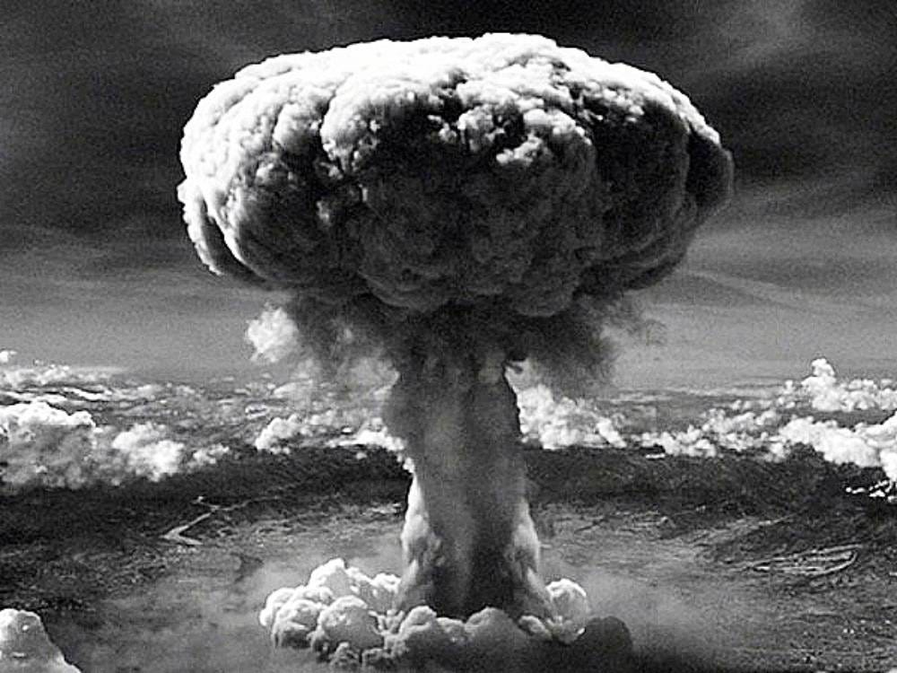 Foto em preto e branco da explosão da Bomba Atômica em Hiroshima, no ano de 1945
