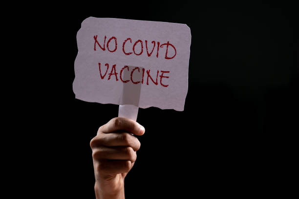 händer holding ingen covid vaccin ombord - koncept covid-19 coronavirus vaccination protest, anti vaxxer och motstånd mot att vaccinera. - anti vaxxer bildbanksfoton och bilder