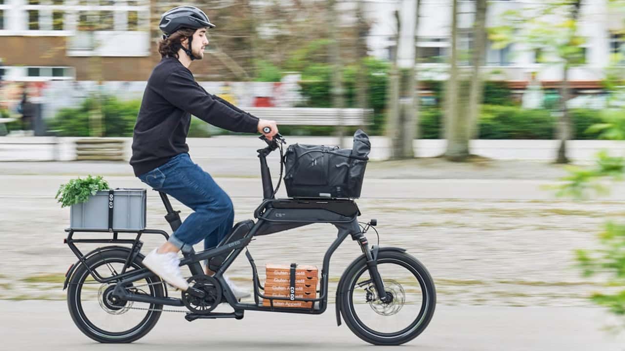 Um jeune homme sur ce nouveau concept de velo cargo