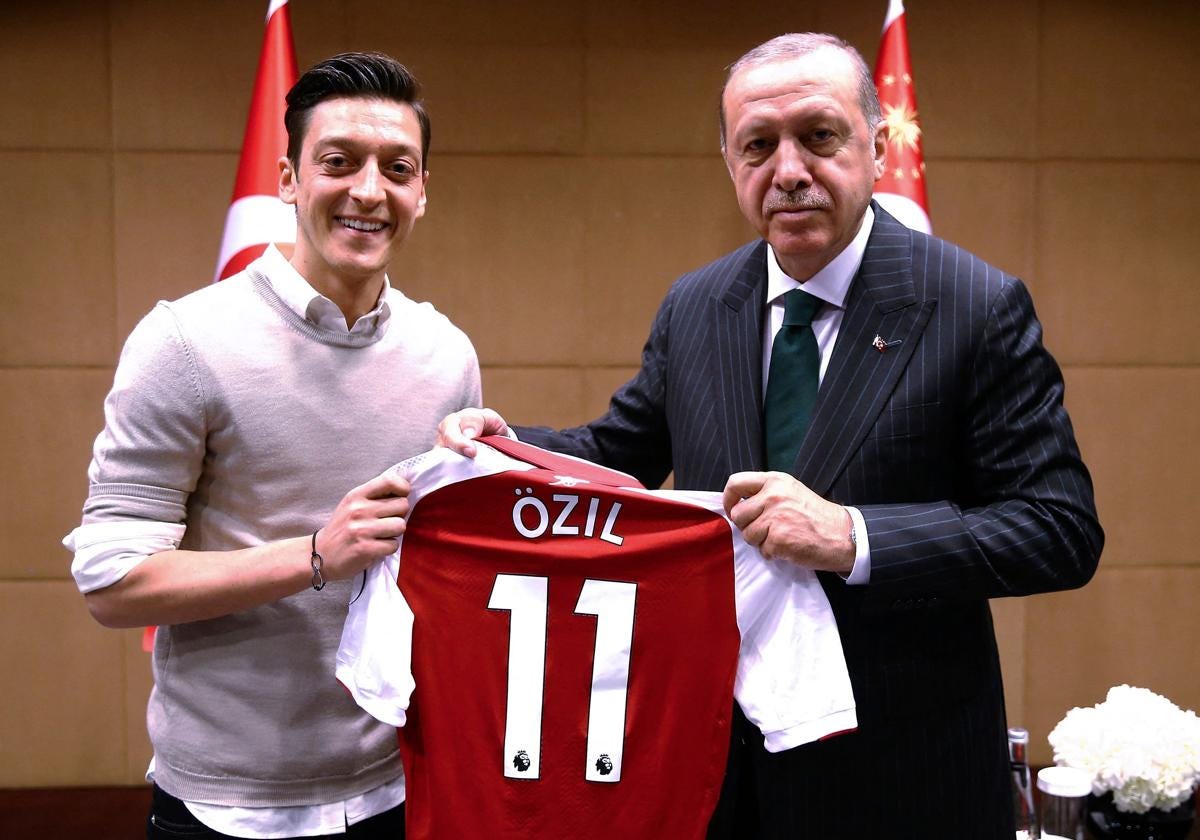 Mesut Ozil entra en la ejecutiva del partido de Erdogan