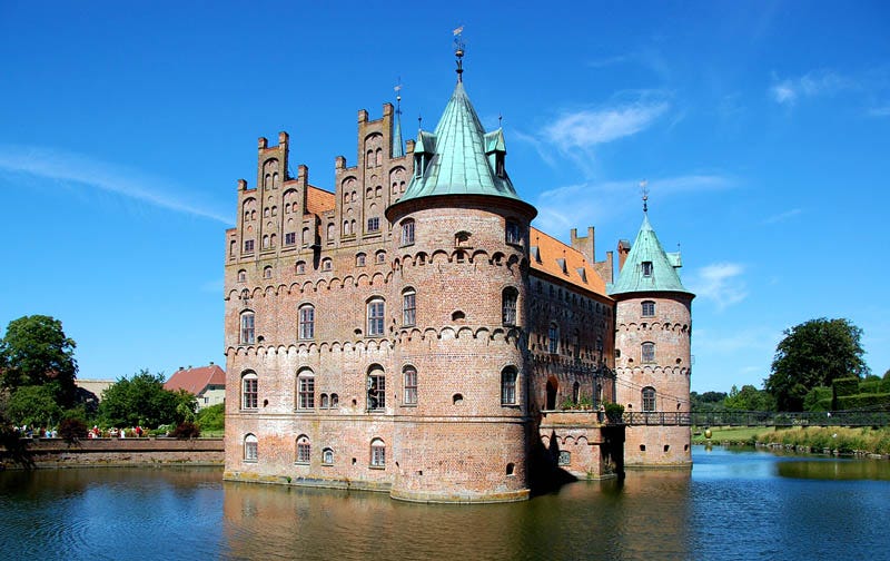 egeskov castle moat surrounded by water 20 Impressive Moats Around the World