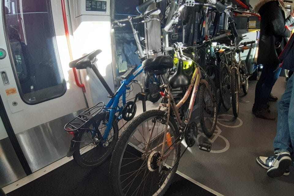 Trop de vélos dans le train Lio entre Toulouse et Montauban ? La situation génère en tout cas des tensions entre usagers et contrôleurs.