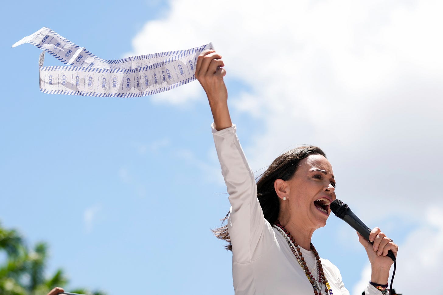 María Corina Machado sostiene actas de recuento durante una protesta contra la reelección del presidente Nicolás Maduro.